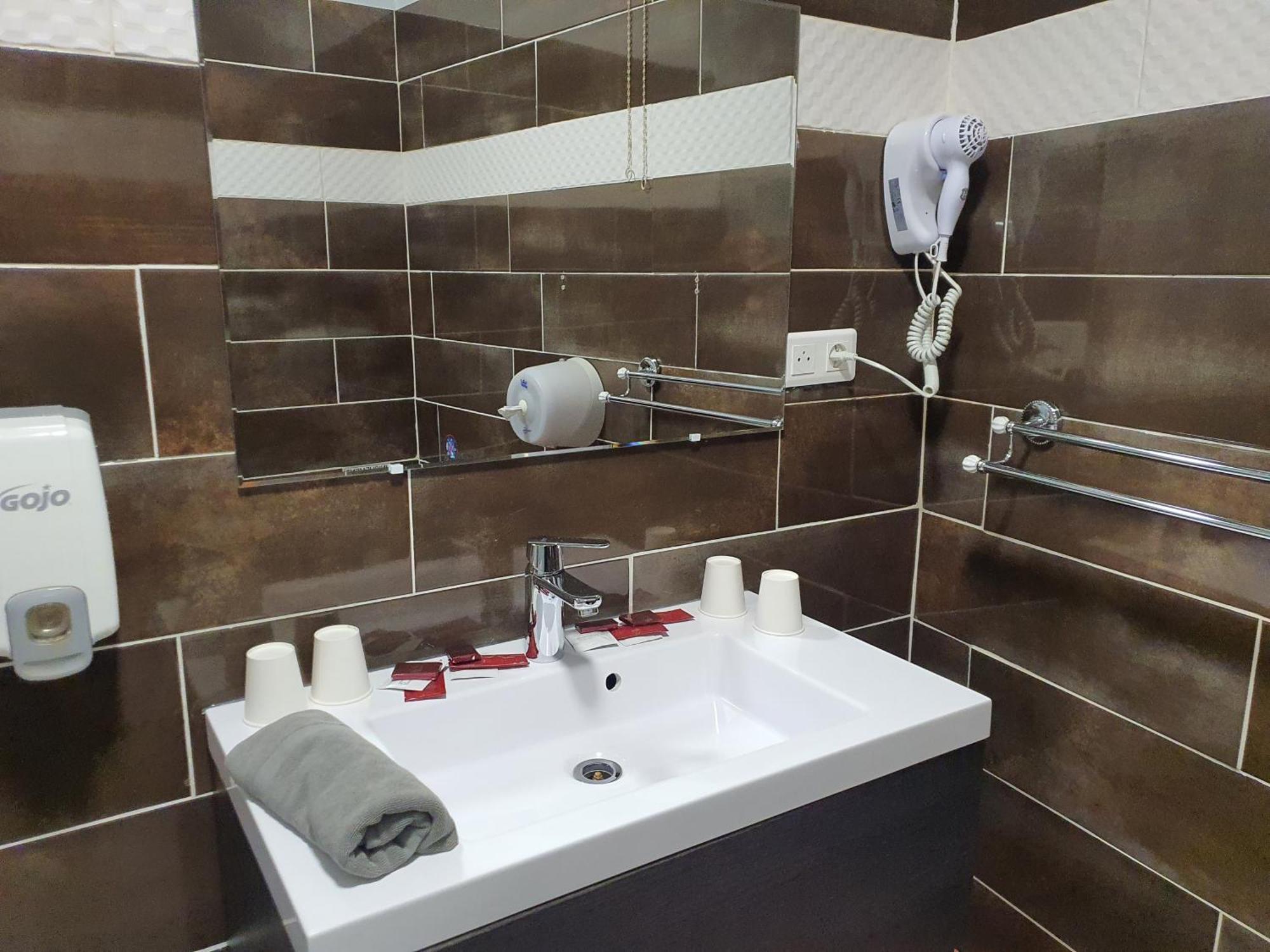 Hotel Du Centre 格尼翁 外观 照片